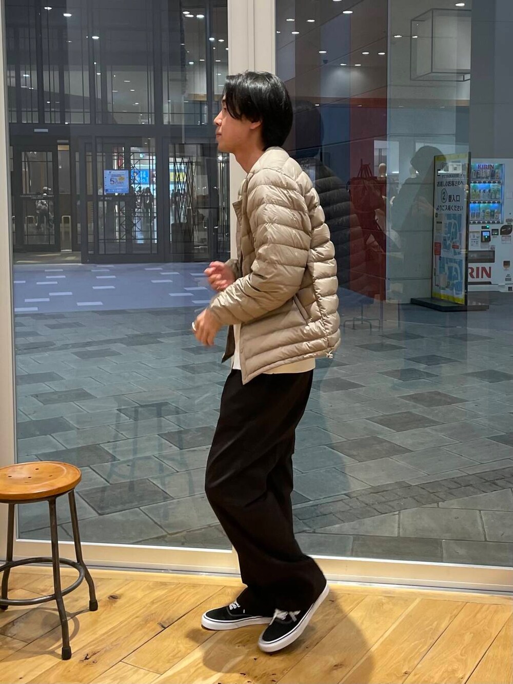 ホワイト系のニット/セーター、ブラック系のスニーカー、ブラウン系のその他パンツを着用したメンズの秋コーディネートの5枚目の写真