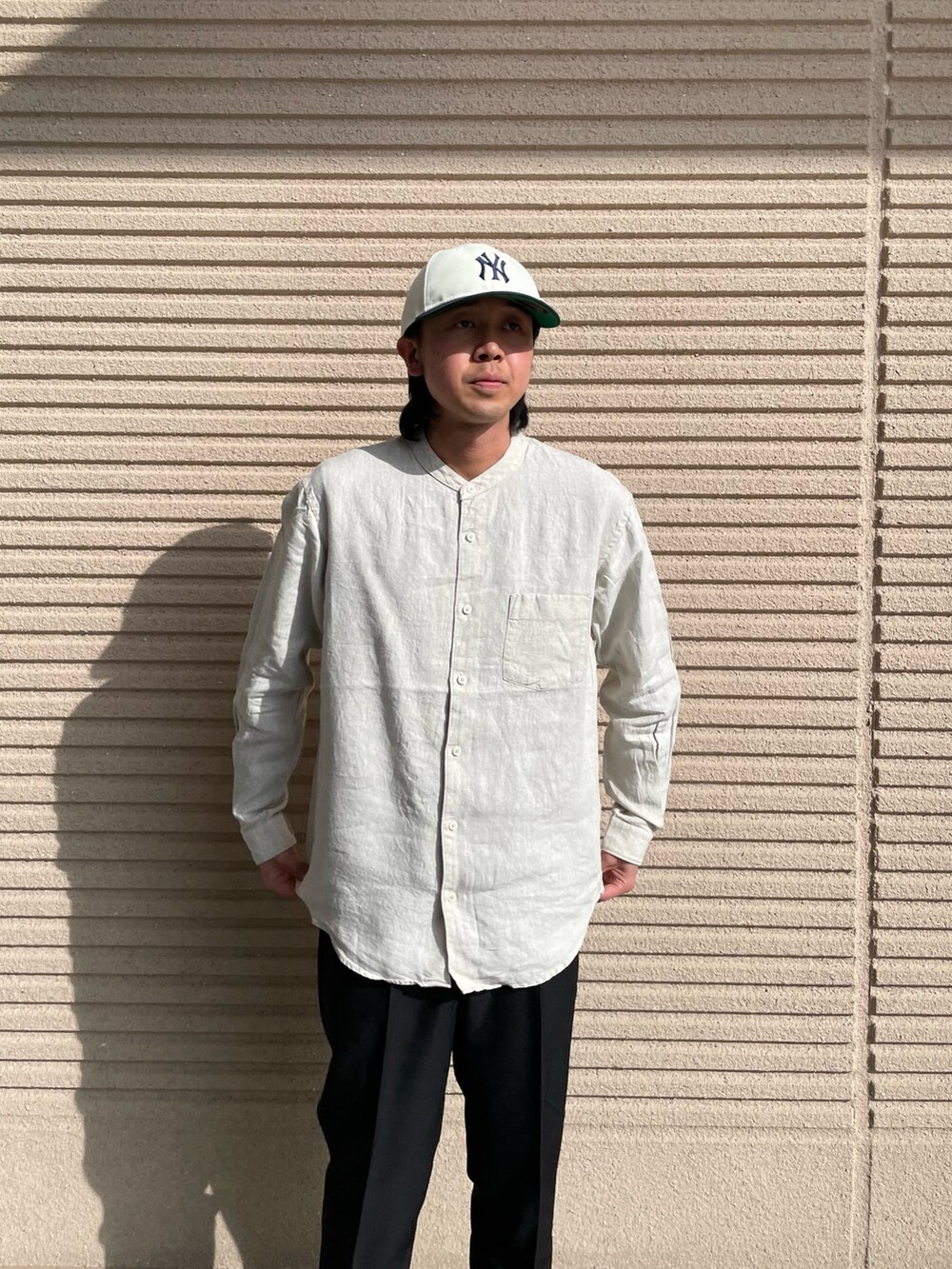 ホワイト系のシャツ/ブラウス、ブラック系のその他パンツ、ブラック系のスニーカーを着用したメンズの春コーディネートの3枚目の写真