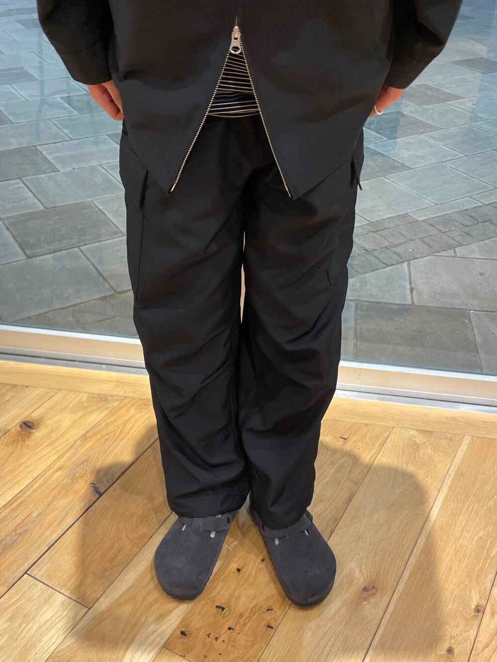 ブラック系のその他パンツ、ブラック系のブルゾン、ブラック系のTシャツ/カットソーを着用したメンズの秋コーディネートの5枚目の写真