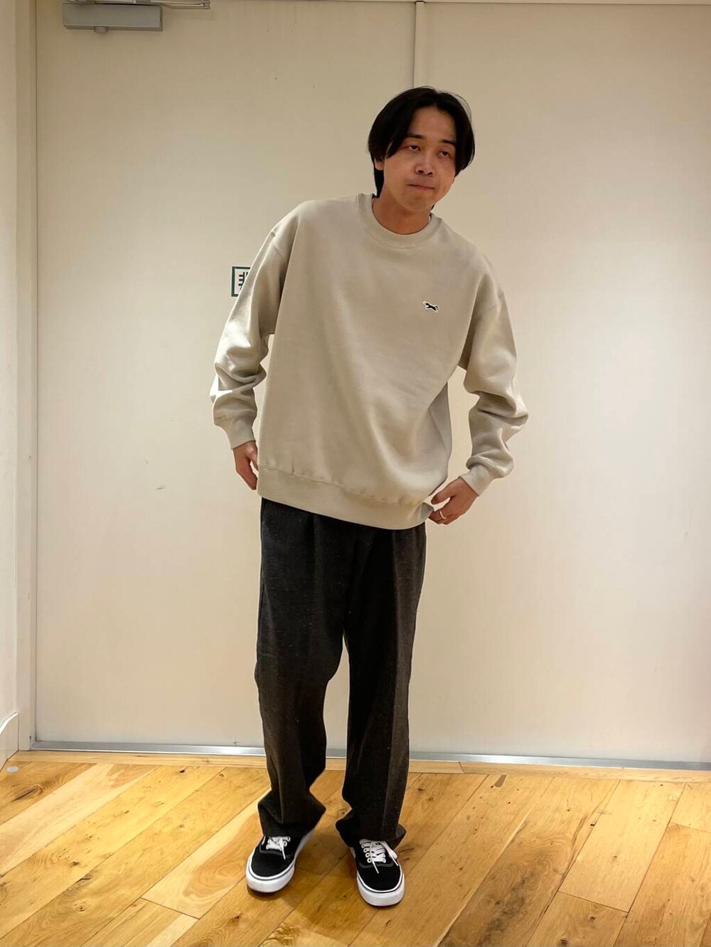 ブラック系のスニーカー、ベージュ系のスウェット、グレー系のその他パンツを着用したメンズの秋コーディネートの5枚目の写真