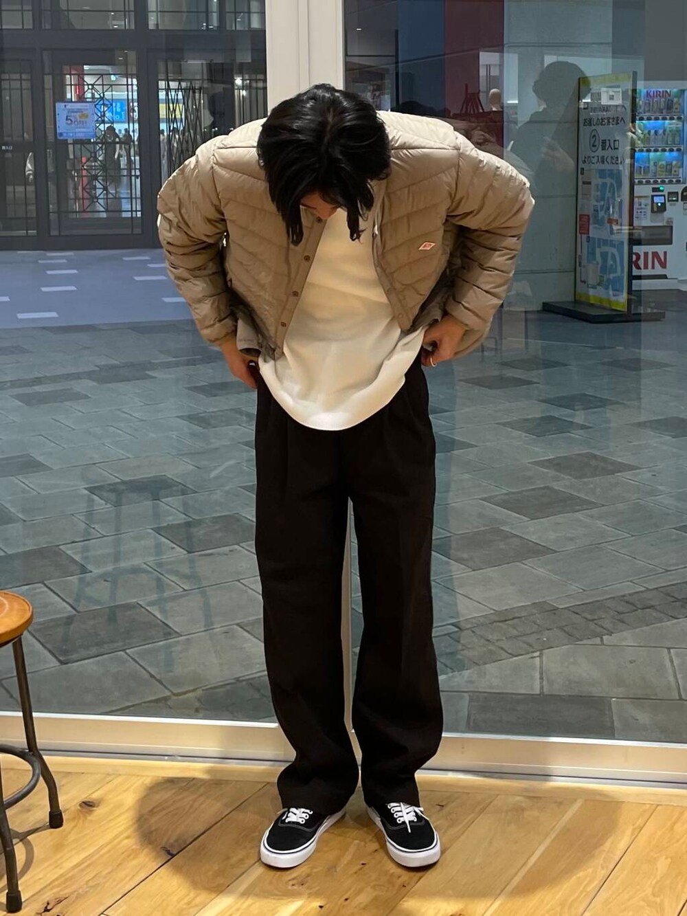 ホワイト系のニット/セーター、ブラック系のスニーカー、ブラウン系のその他パンツを着用したメンズの秋コーディネートの4枚目の写真