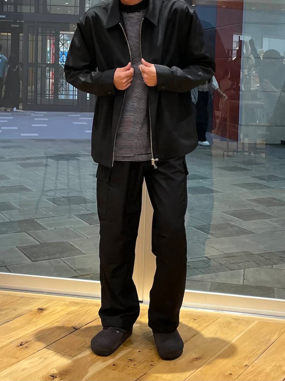 ブラック系のその他パンツ、ブラック系のブルゾン、ブラック系のTシャツ/カットソーを着用したメンズの秋コーディネートの4枚目の写真