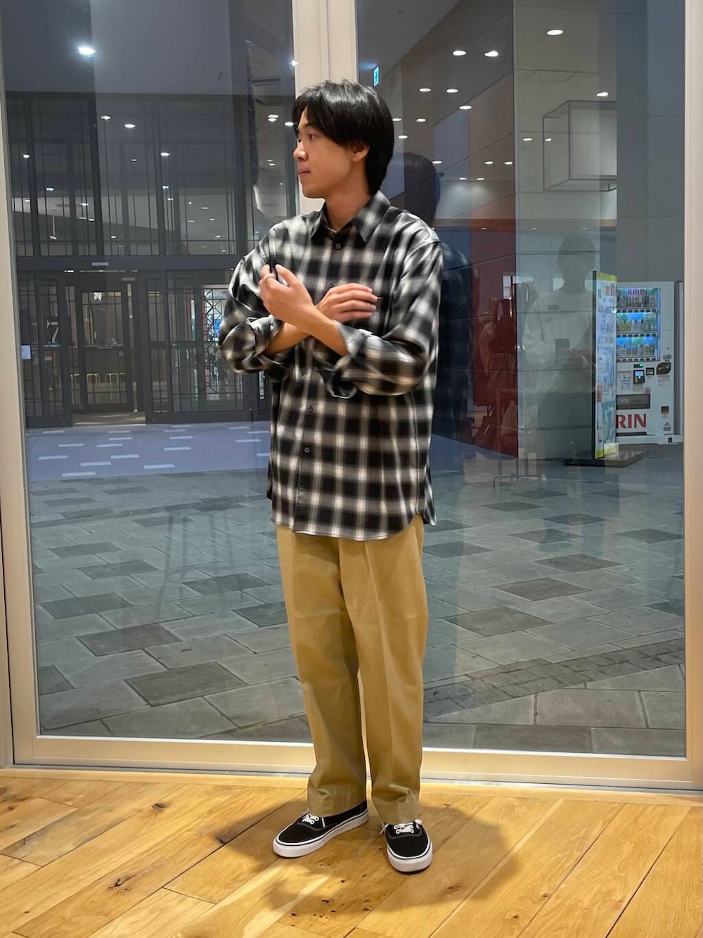 ブラック系のスニーカー、ベージュ系のその他パンツ、ブラック系のシャツ/ブラウスを着用したメンズの秋コーディネートの2枚目の写真