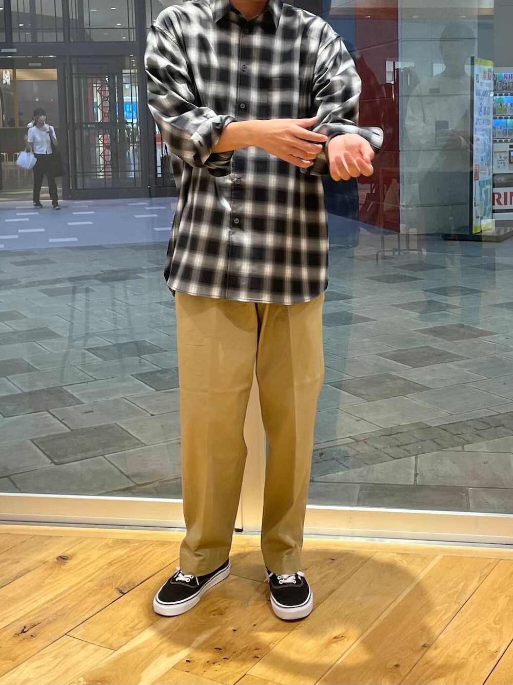 ブラック系のスニーカー、ベージュ系のその他パンツ、ブラック系のシャツ/ブラウスを着用したメンズの秋コーディネートの3枚目の写真