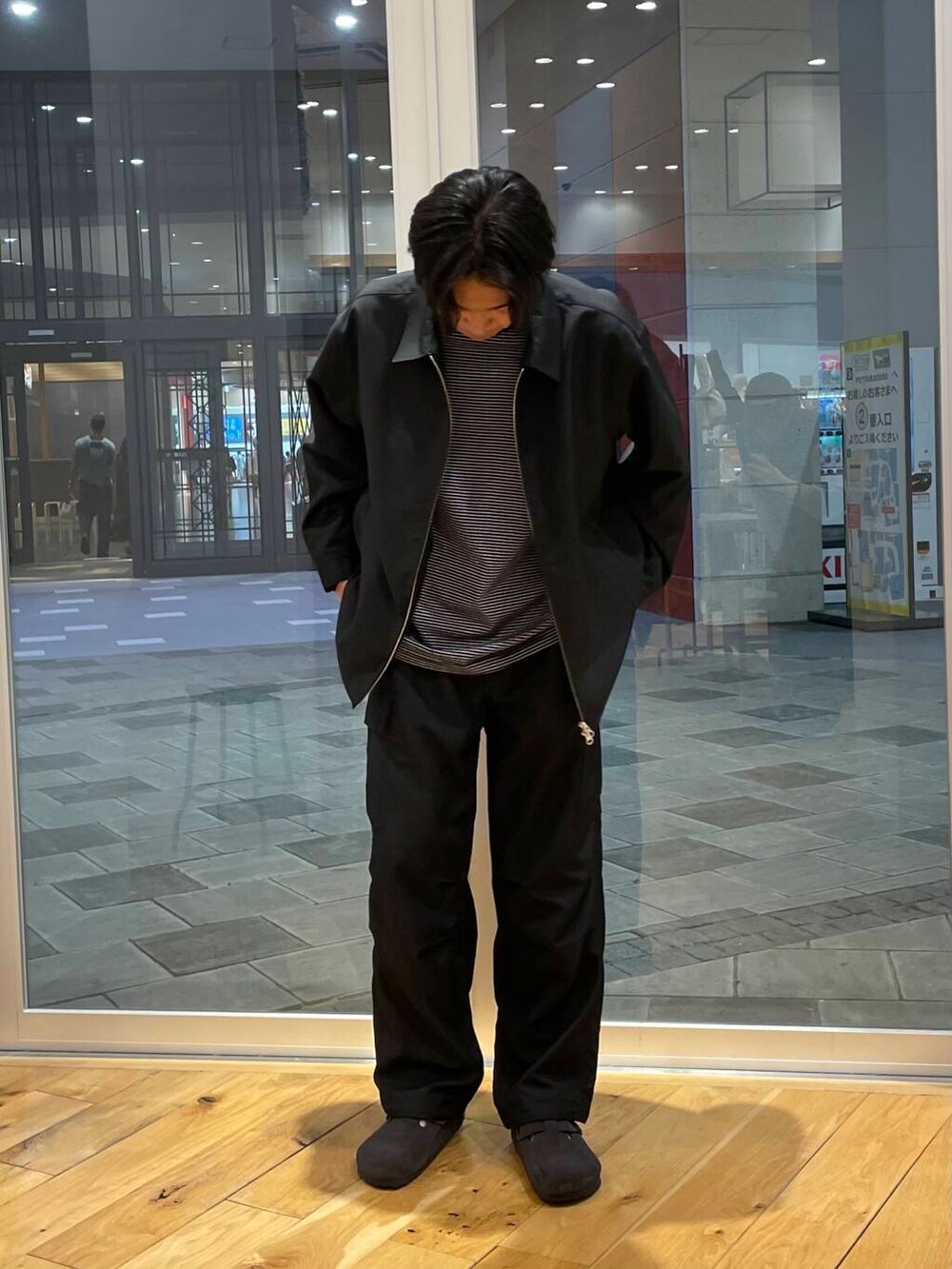 ブラック系のその他パンツ、ブラック系のブルゾン、ブラック系のTシャツ/カットソーを着用したメンズの秋コーディネートの3枚目の写真