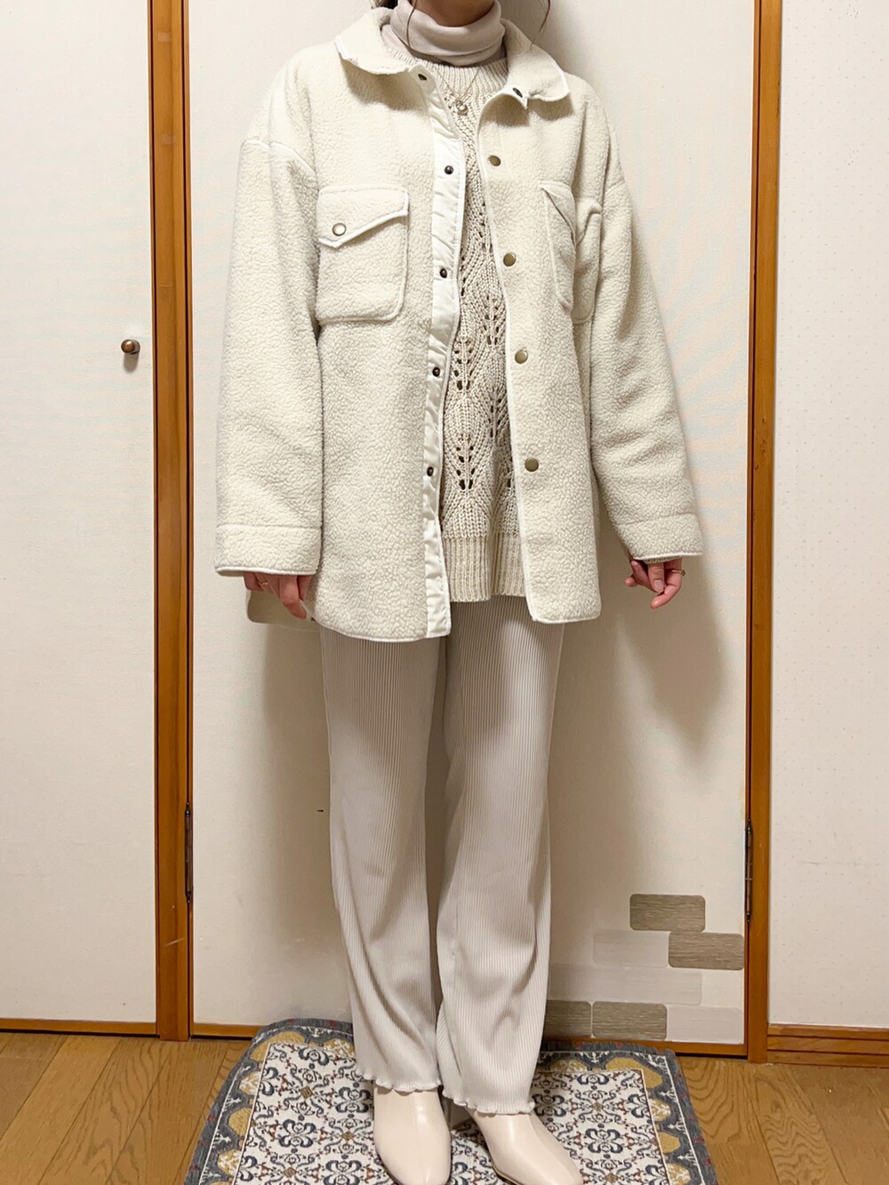 ベージュ系のパンツ、ベージュ系のニット/セーター、ベージュ系のTシャツ/カットソーを着用したレディースの冬コーディネートの2枚目の写真