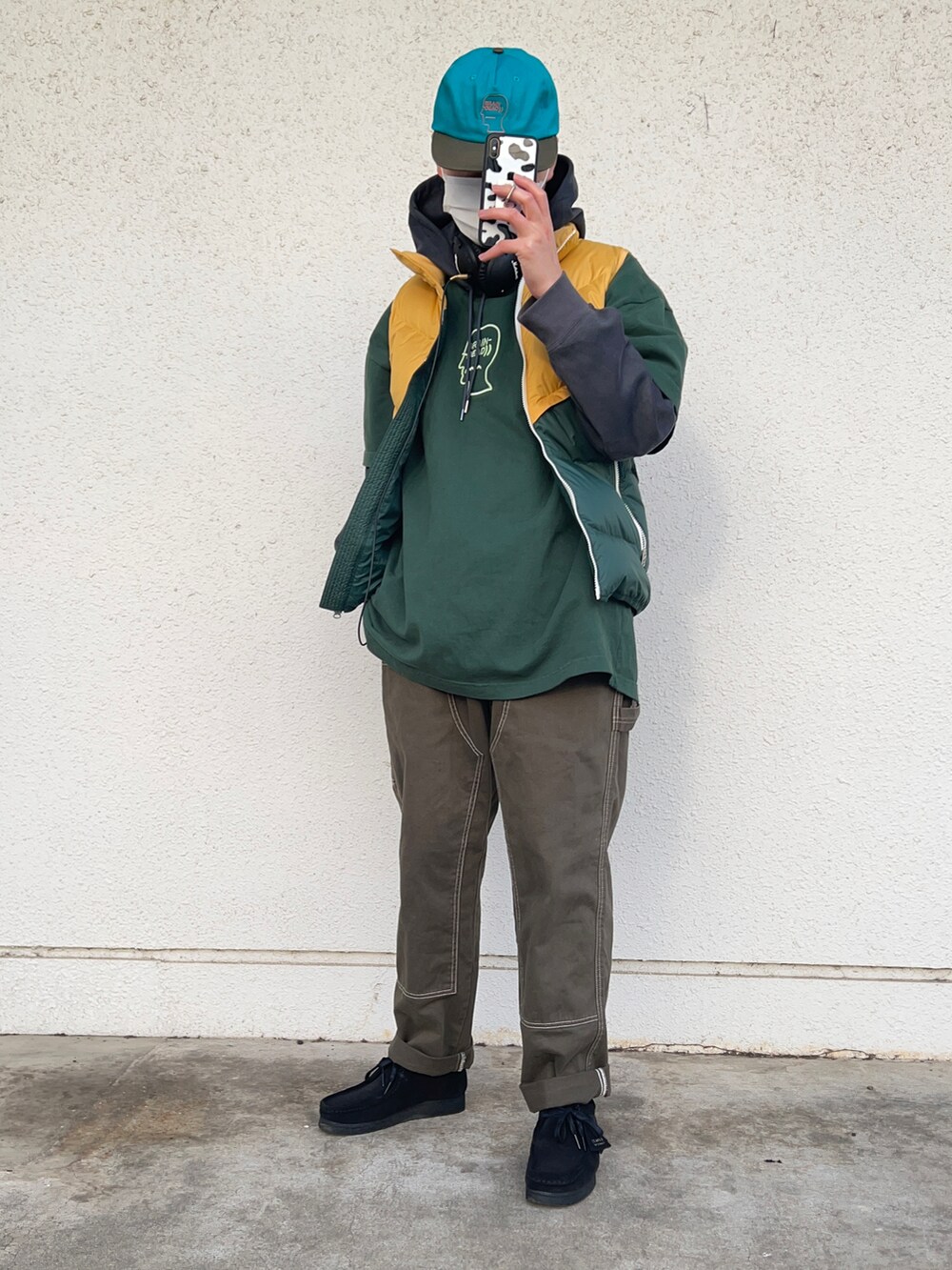 グリーン系のTシャツ/カットソー、イエロー系のダウンジャケット/コート、グリーン系のカーゴパンツを着用したメンズの冬コーディネートの4枚目の写真