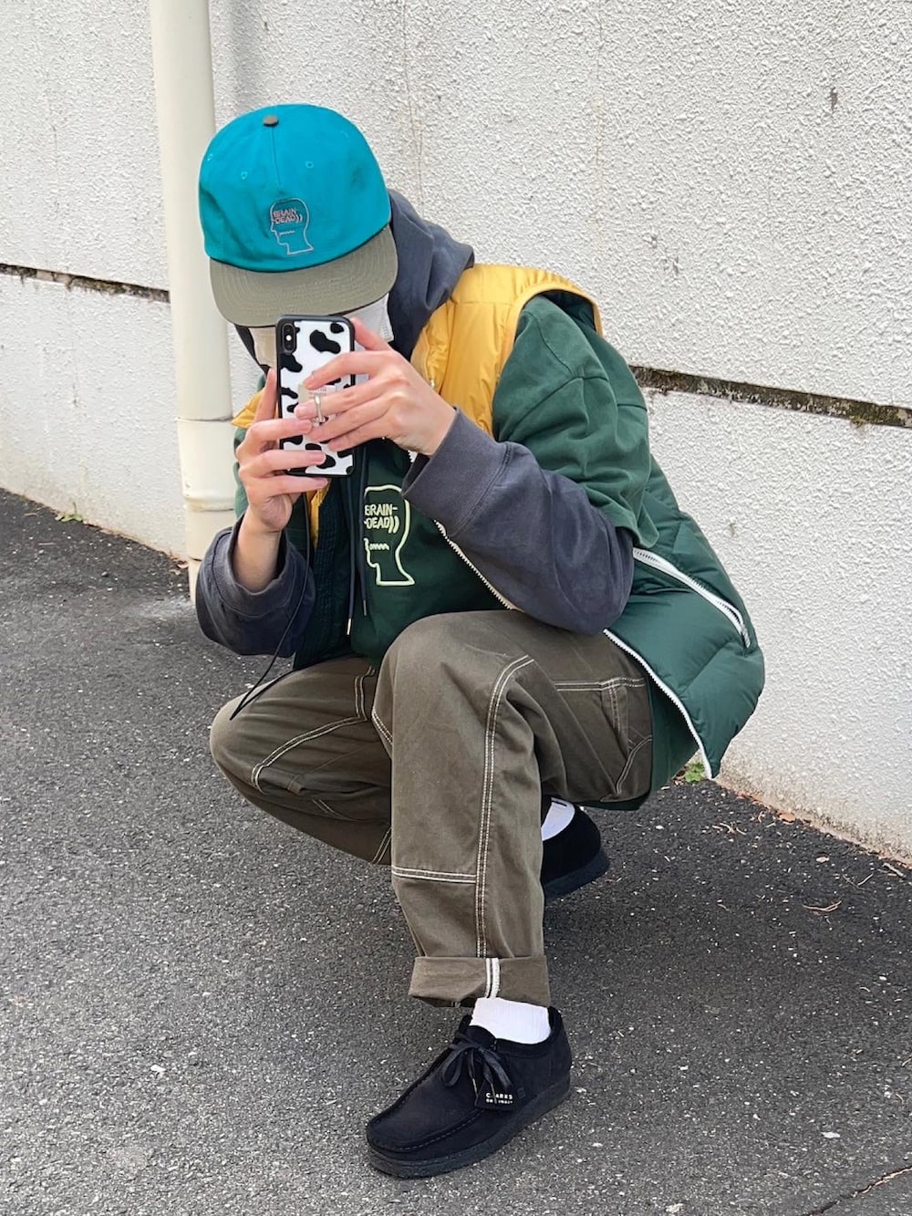 グリーン系のTシャツ/カットソー、イエロー系のダウンジャケット/コート、グリーン系のカーゴパンツを着用したメンズの冬コーディネートの3枚目の写真