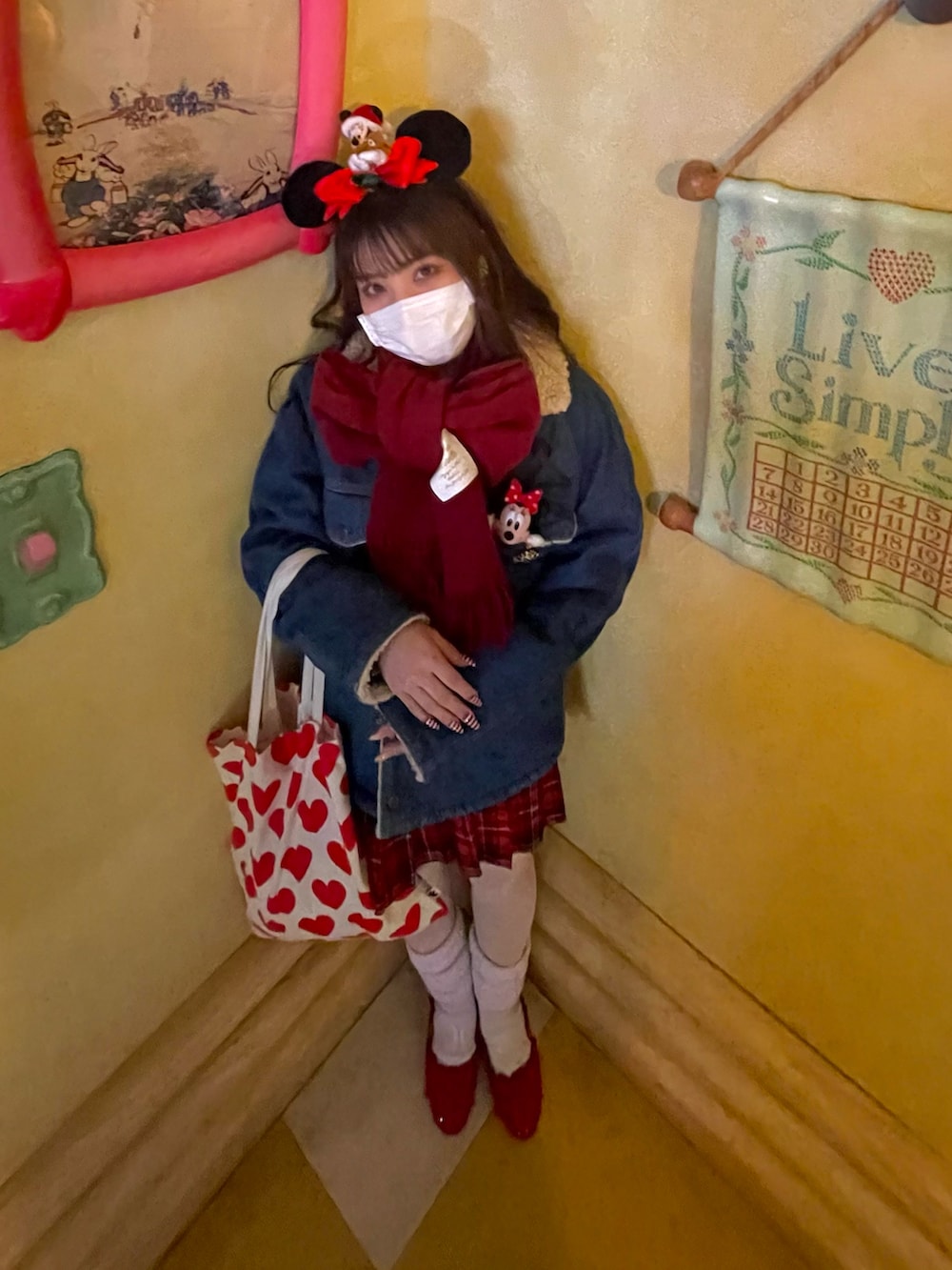 「ディズニーコーデ、ディズニーランド、クリスマスコーデ、赤コーデ、ギンガムチェック、ギンガムチェックスカート、バレエシューズ、ルーズソックス、タイツ、タイツ×靴下、ジージャン、デニムジャケット、ミニー、マフラー、マフラーぐるぐる」|「KINJIのアイテム(デニムジャケット、ブルー系)」を使った、𝘴𝘦𝘯𝘢さん(レディース・149cm)の冬コーディネートの2枚目の写真