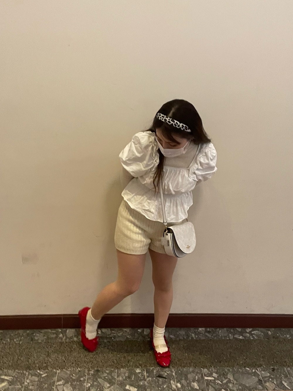 「休日コーデ、春服コーデ、おしゃれさんと繋がりたい、バレエシューズ、ニット、タートルネック、リブニット、ニットパンツ、ブラウス、スクエアネック(ネック)、レイヤードスタイル、レイヤード、カチューシャ、Vivienne Westwood、ガーリーコーデ」｜「MIRO AMURETTEのアイテム（バレエシューズ、レッド系）」を使った、𝘴𝘦𝘯𝘢さん（レディース・149cm）の春コーディネートの2枚目の写真
