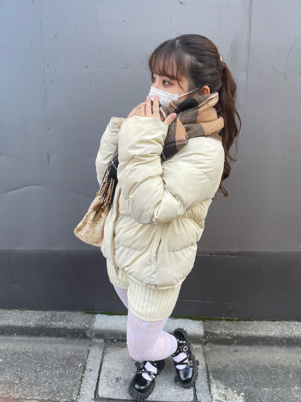 「服とコスメでなりたい自分に、クリスマスに着たい服、フレンチガーリー、チェックマフラー、マフラー、ジャケット、ホワイト、ホワイトコーデ、ポニーテール、ニットパンツ、柄タイツ、タイツ、ブーツ、ブーツスタイル、マフラーぐるぐる」｜「SPINNSのチェック柄ビッグストール（マフラー、ベージュ系）」を使った、𝘴𝘦𝘯𝘢さん（レディース・149cm）の冬コーディネートの3枚目の写真