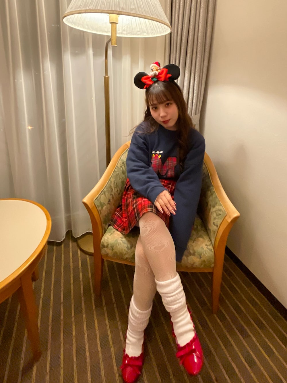 「ディズニーコーデ、ディズニー、スウェット、スウェットコーデ、ネイビー、チェックスカート、ギンガムチェック、ギンガムチェックスカート、ミニスカート、柄タイツ、ルーズソックス、バレエシューズ、バレエシューズ×ソックス、冬コーデ、クリスマスに着たい服」｜「VINTAGEのアイテム（スウェット、ブルー系）」を使った、𝘴𝘦𝘯𝘢さん（レディース・149cm）の春コーディネートの2枚目の写真