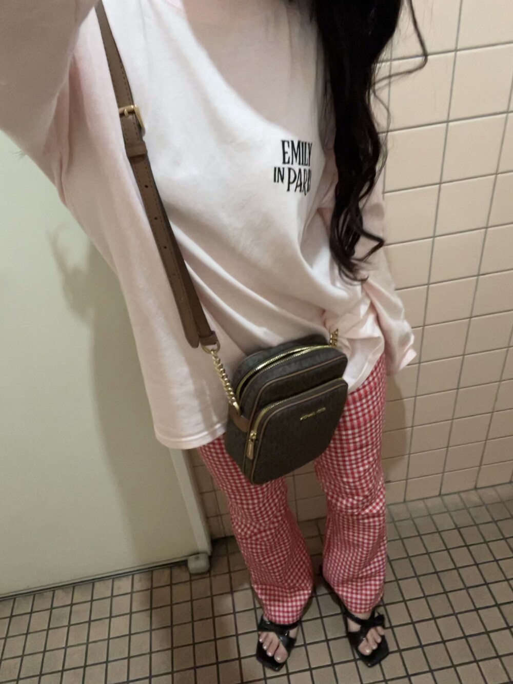 「秋冬コーデ、秋服、着回しコーデ、シンプルスタイル、ロンT、ピンク、ピンクコーデ、チェック、ギンガムチェック、チェックパンツ、フレアパンツ、ZARA、ガーリー、ガーリーコーデ、フレンチガーリー」｜「HeatherのEMILY IN PARISフォトロンT　156865（Tシャツ/カットソー、ホワイト系）」を使った、𝘴𝘦𝘯𝘢さん（レディース・149cm）の秋コーディネートの3枚目の写真