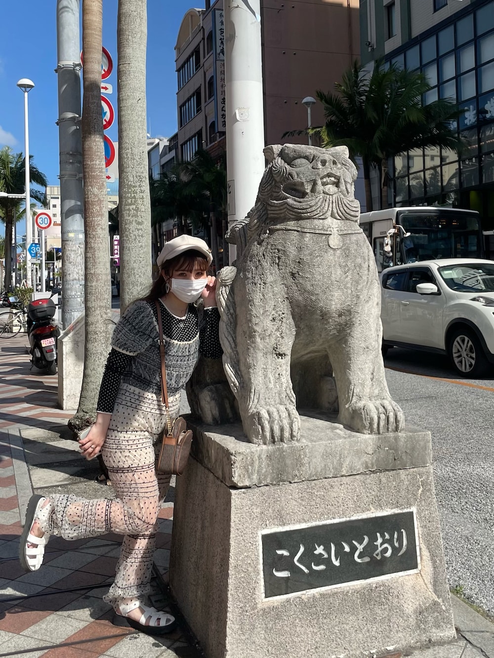 「秋服まるっと大公開、沖縄、旅行、旅行コーデ、キャスケット、モノトーン、モノトーンコーデ、白黒、オールインワン、サロペット、古着MIX、古着、古着コーデ、古着好きな人と繋がりたい、miroamurette」｜「VINTAGEのアイテム（オールインワン・サロペット、その他）」を使った、𝘴𝘦𝘯𝘢さん（レディース・149cm）の秋コーディネートの2枚目の写真