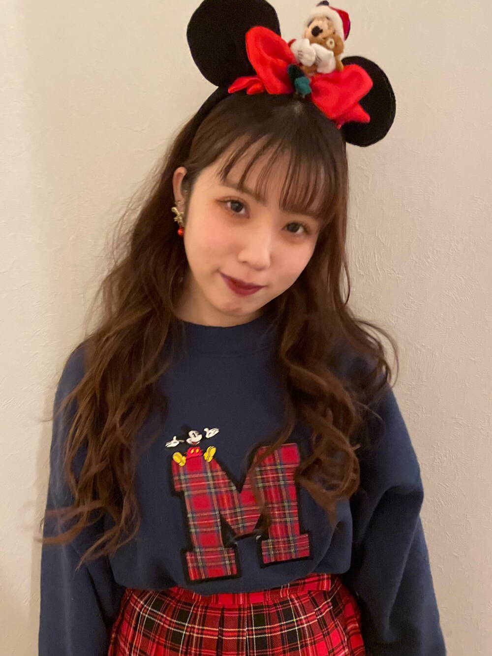 「ディズニーコーデ、ディズニー、スウェット、スウェットコーデ、ネイビー、チェックスカート、ギンガムチェック、ギンガムチェックスカート、ミニスカート、柄タイツ、ルーズソックス、バレエシューズ、バレエシューズ×ソックス、冬コーデ、クリスマスに着たい服」｜「VINTAGEのアイテム（スウェット、ブルー系）」を使った、𝘴𝘦𝘯𝘢さん（レディース・149cm）の春コーディネートの4枚目の写真
