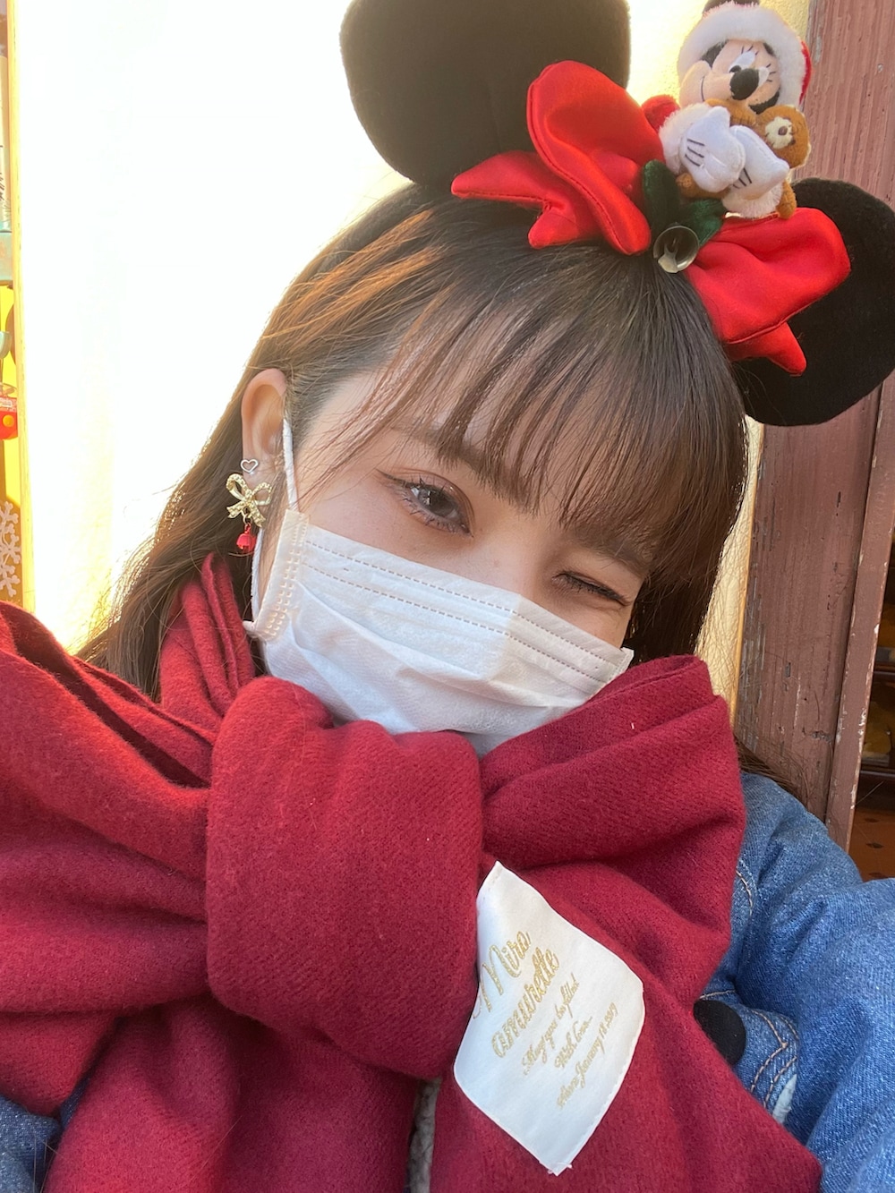 「ディズニーコーデ、ディズニーランド、クリスマスコーデ、赤コーデ、ギンガムチェック、ギンガムチェックスカート、バレエシューズ、ルーズソックス、タイツ、タイツ×靴下、ジージャン、デニムジャケット、ミニー、マフラー、マフラーぐるぐる」|「KINJIのアイテム(デニムジャケット、ブルー系)」を使った、𝘴𝘦𝘯𝘢さん(レディース・149cm)の冬コーディネートの3枚目の写真