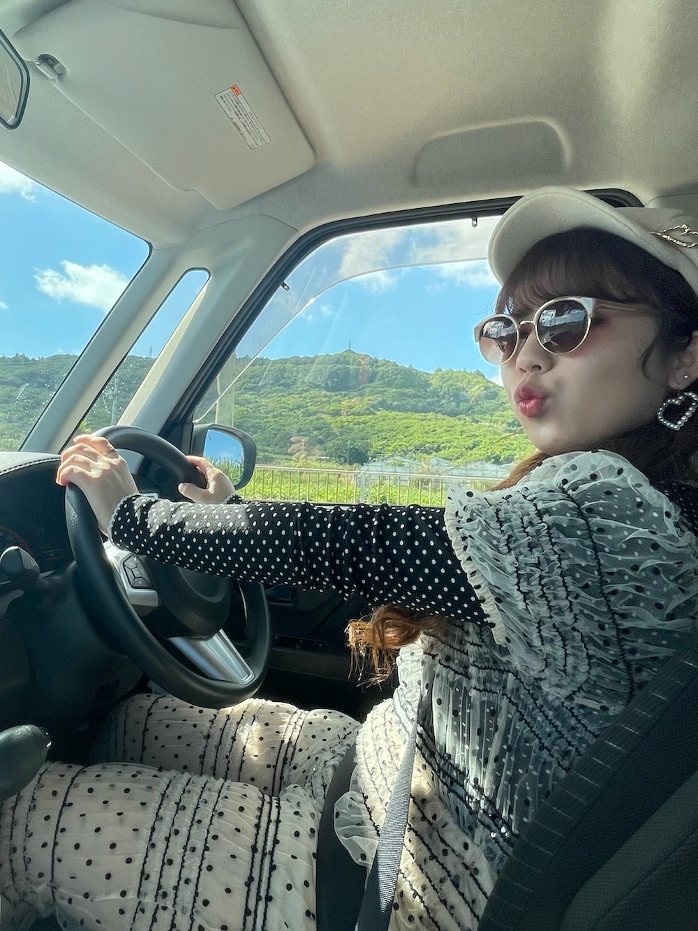 「秋服まるっと大公開、沖縄、旅行、旅行コーデ、キャスケット、モノトーン、モノトーンコーデ、白黒、オールインワン、サロペット、古着MIX、古着、古着コーデ、古着好きな人と繋がりたい、miroamurette」｜「VINTAGEのアイテム（オールインワン・サロペット、その他）」を使った、𝘴𝘦𝘯𝘢さん（レディース・149cm）の秋コーディネートの4枚目の写真