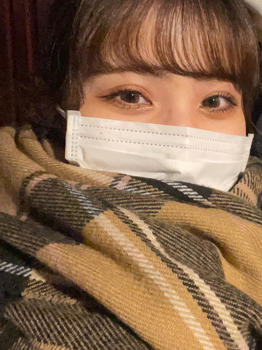 「服とコスメでなりたい自分に、クリスマスに着たい服、フレンチガーリー、チェックマフラー、マフラー、ジャケット、ホワイト、ホワイトコーデ、ポニーテール、ニットパンツ、柄タイツ、タイツ、ブーツ、ブーツスタイル、マフラーぐるぐる」｜「SPINNSのチェック柄ビッグストール（マフラー、ベージュ系）」を使った、𝘴𝘦𝘯𝘢さん（レディース・149cm）の冬コーディネートの2枚目の写真