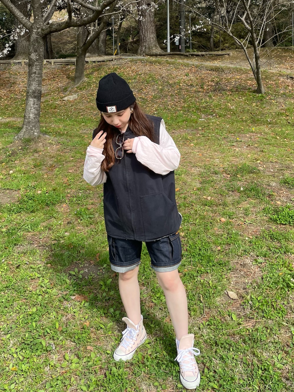 「秋服まるっと大公開、スポーツミックス、スポーツmix、スポーティ、メンズライク、ニット帽、XLARGE、エクストララージ、ピンク、converse、コンバース、ストリート、ストリートMIX、お出かけコーデ、休日スタイル」｜「SHEINのアイテム（ニットキャップ/ビーニー、ブラック系）」を使った、𝘴𝘦𝘯𝘢さん（レディース・149cm）の秋コーディネートの2枚目の写真
