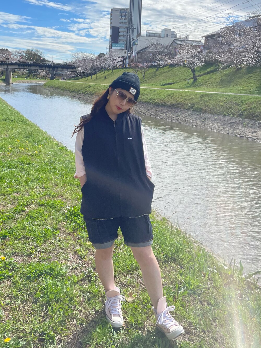「秋服まるっと大公開、スポーツミックス、スポーツmix、スポーティ、メンズライク、ニット帽、XLARGE、エクストララージ、ピンク、converse、コンバース、ストリート、ストリートMIX、お出かけコーデ、休日スタイル」｜「SHEINのアイテム（ニットキャップ/ビーニー、ブラック系）」を使った、𝘴𝘦𝘯𝘢さん（レディース・149cm）の秋コーディネートの3枚目の写真
