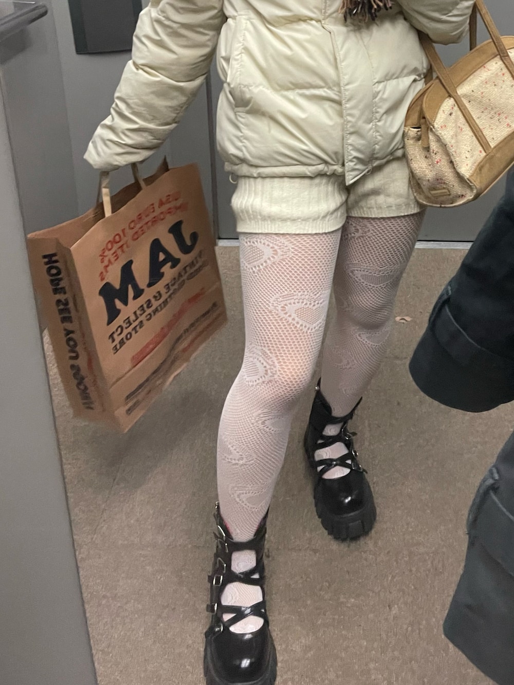 「服とコスメでなりたい自分に、クリスマスに着たい服、フレンチガーリー、チェックマフラー、マフラー、ジャケット、ホワイト、ホワイトコーデ、ポニーテール、ニットパンツ、柄タイツ、タイツ、ブーツ、ブーツスタイル、マフラーぐるぐる」｜「SPINNSのチェック柄ビッグストール（マフラー、ベージュ系）」を使った、𝘴𝘦𝘯𝘢さん（レディース・149cm）の冬コーディネートの4枚目の写真