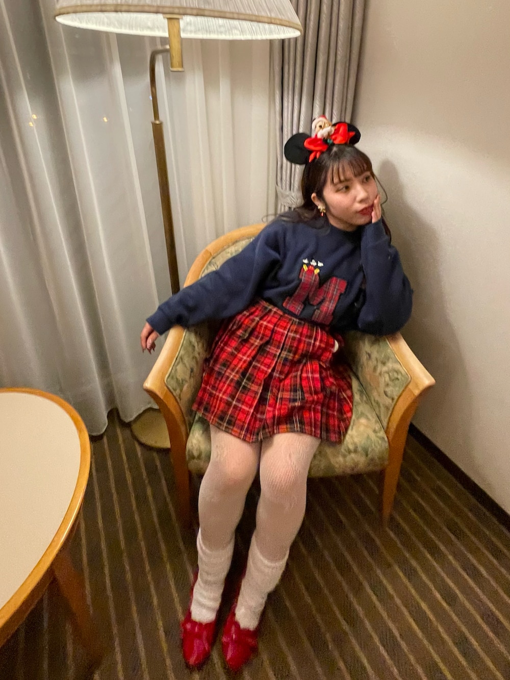 「ディズニーコーデ、ディズニー、スウェット、スウェットコーデ、ネイビー、チェックスカート、ギンガムチェック、ギンガムチェックスカート、ミニスカート、柄タイツ、ルーズソックス、バレエシューズ、バレエシューズ×ソックス、冬コーデ、クリスマスに着たい服」｜「VINTAGEのアイテム（スウェット、ブルー系）」を使った、𝘴𝘦𝘯𝘢さん（レディース・149cm）の春コーディネートの3枚目の写真