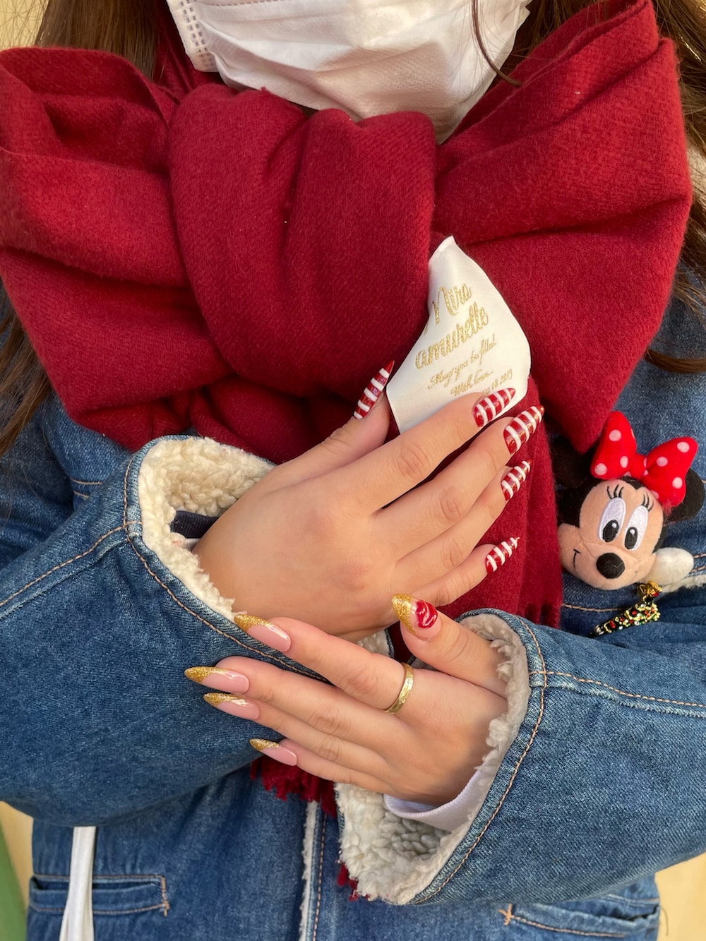 「ディズニーコーデ、ディズニーランド、クリスマスコーデ、赤コーデ、ギンガムチェック、ギンガムチェックスカート、バレエシューズ、ルーズソックス、タイツ、タイツ×靴下、ジージャン、デニムジャケット、ミニー、マフラー、マフラーぐるぐる」|「KINJIのアイテム(デニムジャケット、ブルー系)」を使った、𝘴𝘦𝘯𝘢さん(レディース・149cm)の冬コーディネートの4枚目の写真