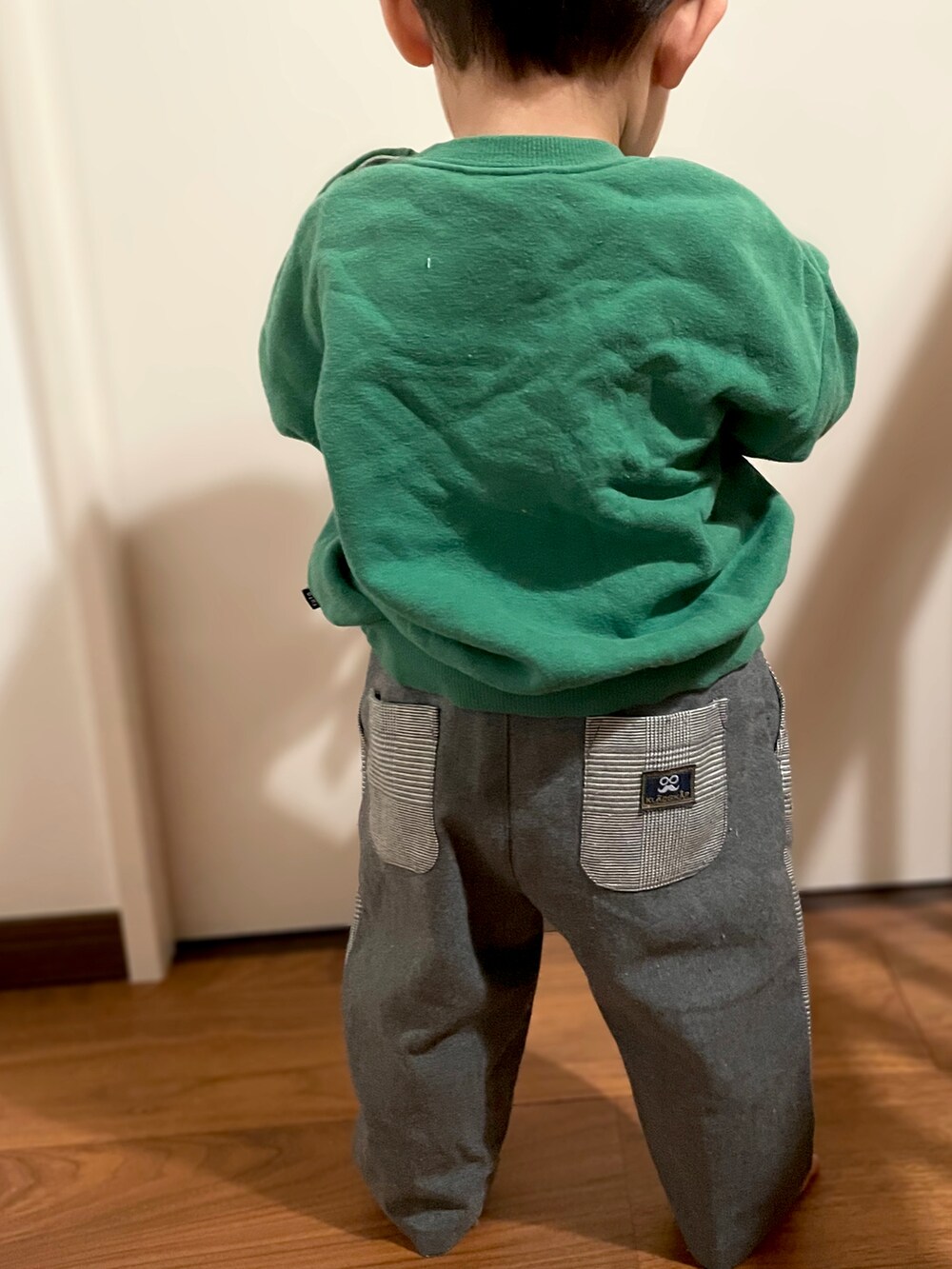 「男の子コーデ、プチプラ、1歳、1歳4ヶ月、１歳男の子、男の子ベビー、ベビーコーデ、保育園コーデ、保育園、バースデイ、クレードスコープ、futafuta、スウェット」｜「kladskapのアイテム（パンツ、グレー系）」を使った、𝚖𝚒𝚣𝚞☻︎　  さん（キッズ・70cm）の冬コーディネートの3枚目の写真