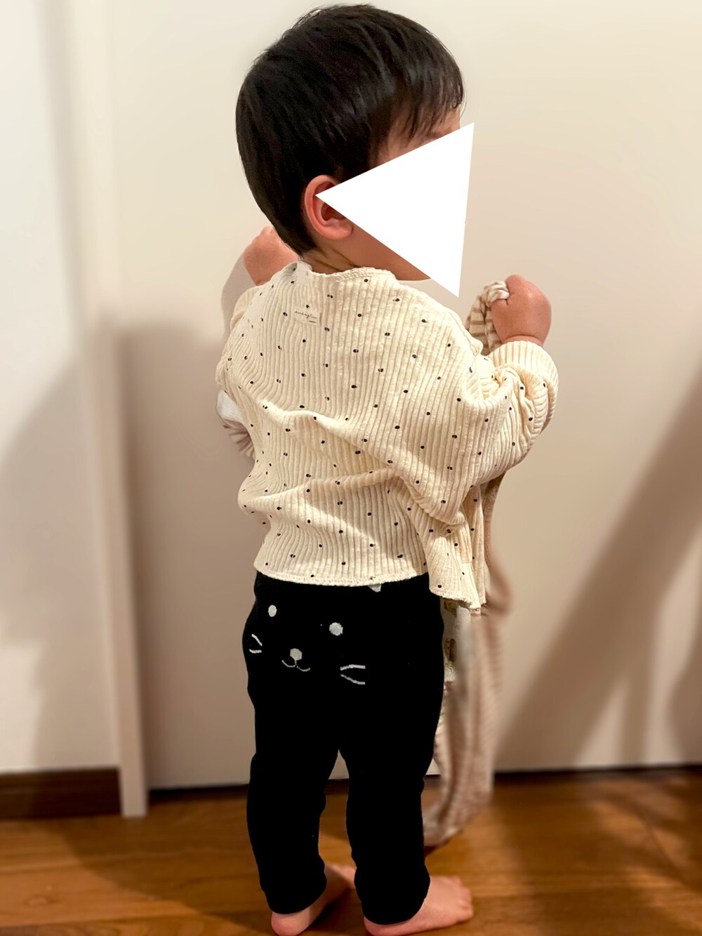 「モノトーン、レギンス、1歳、シンプルスタイル、むすこーで、保育園、保育園コーデ、1歳3ヶ月、ベビーコーデ、男の子ベビー、１歳男の子、ユニクロ、ユニクロレギンス、アプレレクール、おしりプリント」｜「apres les coursのWEB限定 スラブリブTシャツ（Tシャツ/カットソー、その他）」を使った、𝚖𝚒𝚣𝚞☻︎　  さん（キッズ・70cm）の冬コーディネートの2枚目の写真