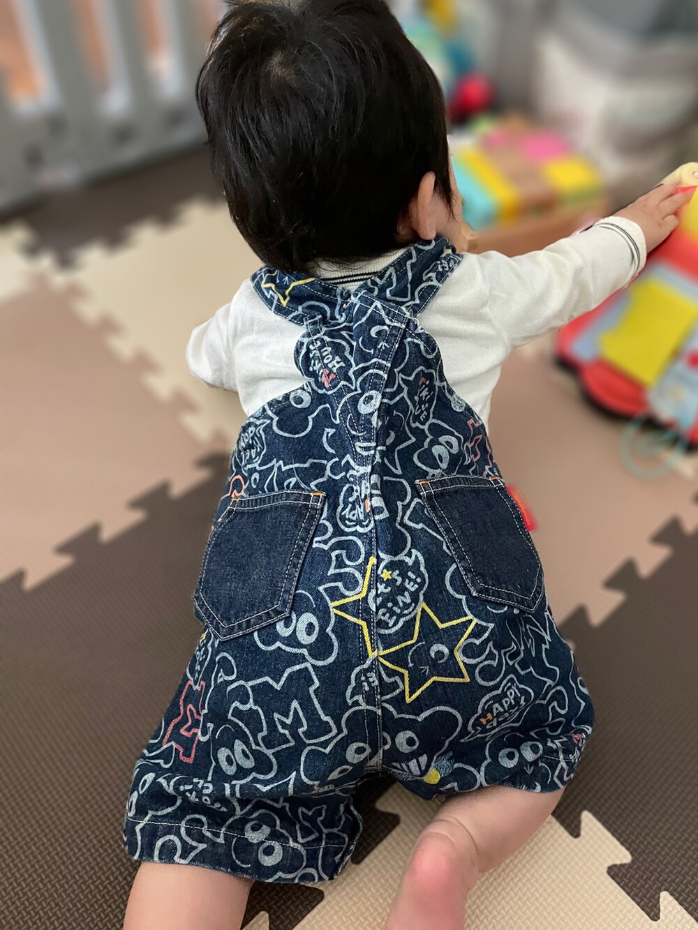 「生後8ヶ月、ベビーコーデ、おとこのこーで、オーバーオールコーデ」|「MIKI HOUSEのアイテム(サロペット/オーバーオール、ブルー系)」を使った、𝚖𝚒𝚣𝚞☻︎ さん(キッズ・70cm)の春コーディネートの2枚目の写真