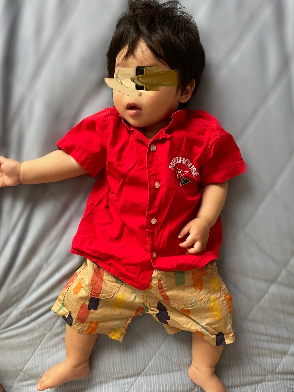 「生後9ヶ月、男の子ベビー、ベビーコーデ、おとこのこ、赤、カラーシャツ、ミキハウス、赤シャツ、ハーフパンツ」｜「MIKI HOUSEのアイテム（シャツ/ブラウス、レッド系）」を使った、𝚖𝚒𝚣𝚞☻︎　  さん（キッズ・70cm）の夏コーディネートの2枚目の写真