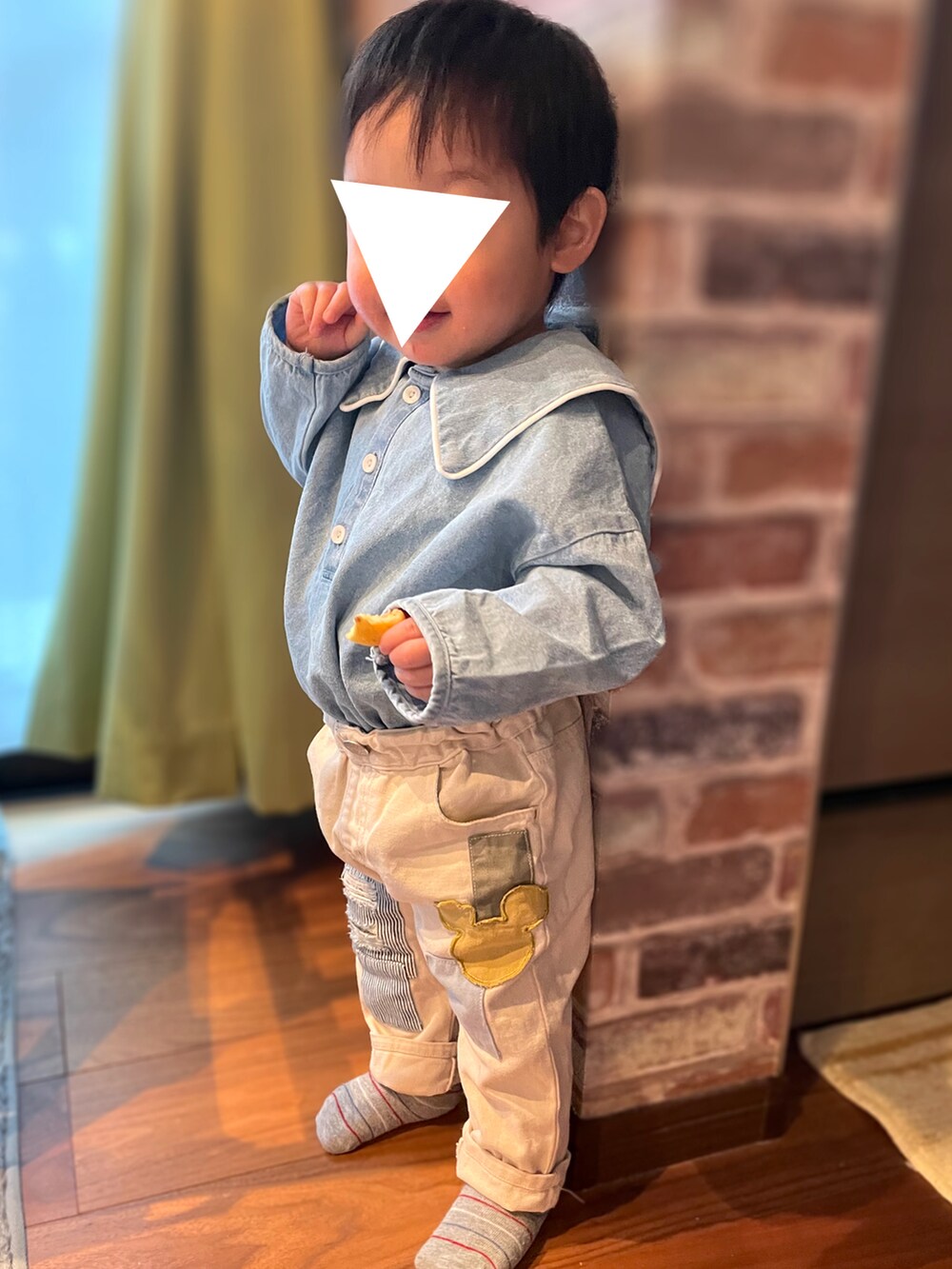 「1歳、1歳5ヶ月、１歳男の子、おとこのこ、男の子ベビー、ベビーコーデ、保育園コーデ、保育園、バースデイ、disney、BREEZE、むすこーで、デニム、デニムシャツ、ホワイトデニム」｜「Disneyのディズニーキャラクター パンツ（その他パンツ、ホワイト系）」を使った、𝚖𝚒𝚣𝚞☻︎　  さん（キッズ・70cm）の冬コーディネートの2枚目の写真