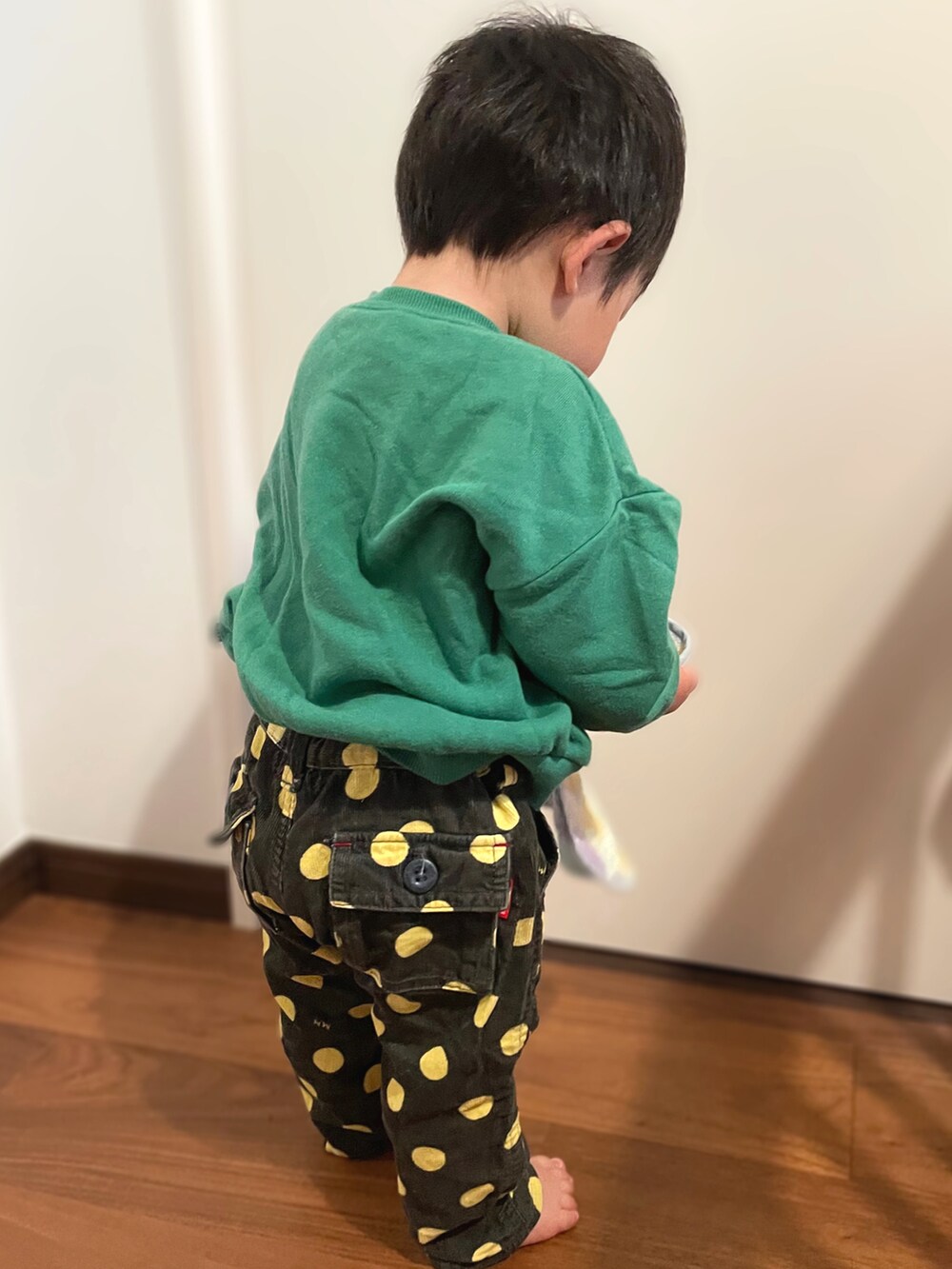 「キッズコーデ、男の子、ベビーコーデ、1歳、1歳3ヶ月、保育園コーデ、保育園、男の子ベビー、１歳男の子、ミキハウス、バースデイ、futafuta、パティーアンドジミー、ドットパンツ、スウェット」｜「MIKI HOUSEのアイテム（パンツ、ブラック系）」を使った、𝚖𝚒𝚣𝚞☻︎　  さん（キッズ・70cm）の冬コーディネートの3枚目の写真