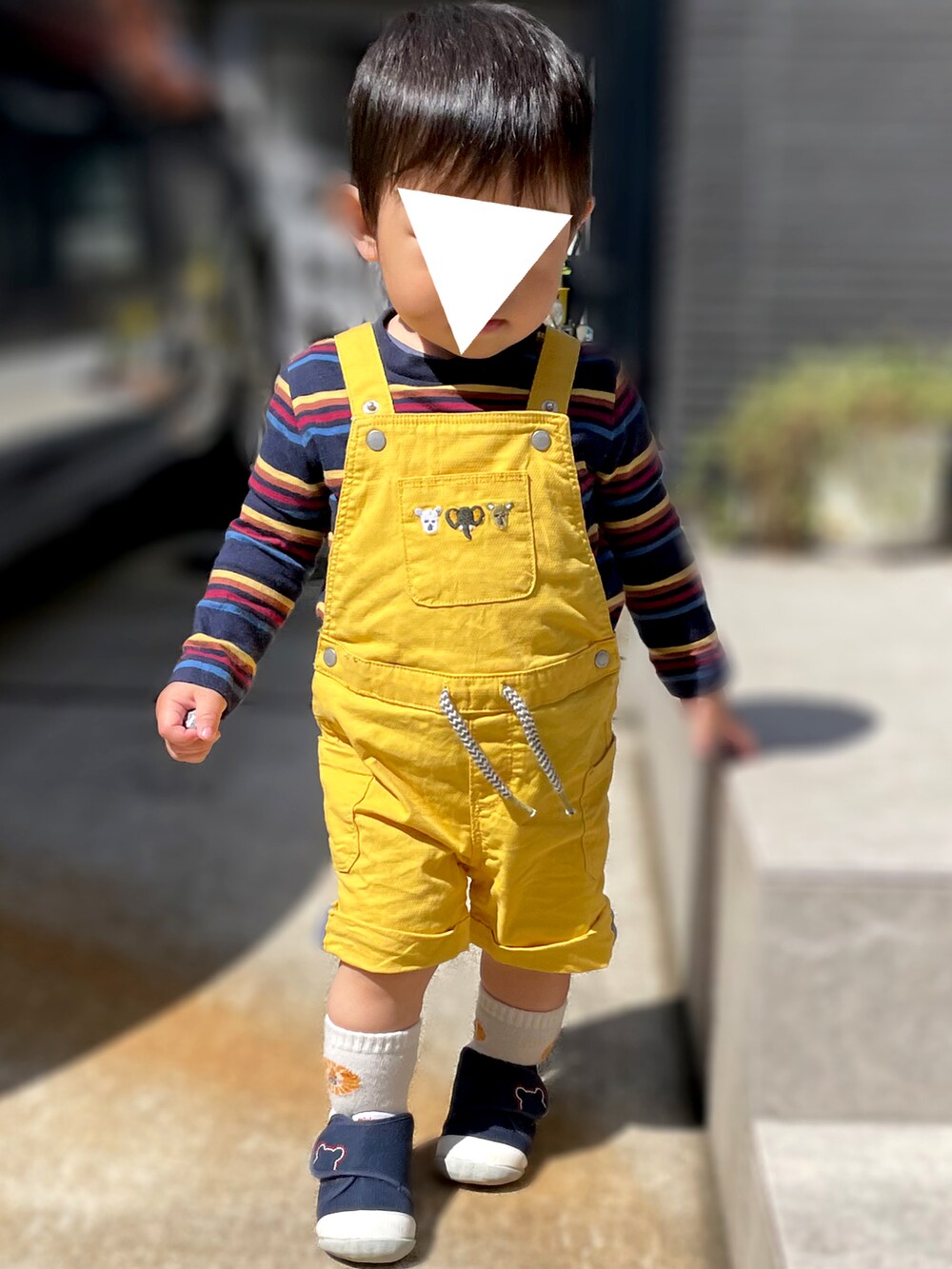 「休日スタイル、おとこのこ、キッズファッション、むすこーで、1歳、1歳7ヶ月、GAP、OKAIDI、サロペット、オーバーオール、しまむら、ミキハウス、イエロー、ボーダートップス、１歳男の子」｜「OKAIDIのアイテム（サロペット/オーバーオール、イエロー系）」を使った、𝚖𝚒𝚣𝚞☻︎　  さん（キッズ・70cm）の春コーディネートの2枚目の写真