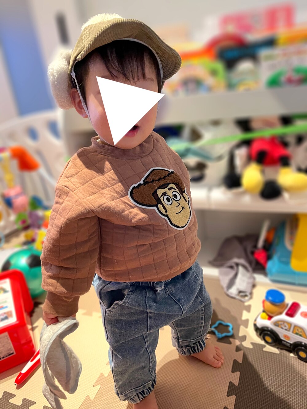 「キッズコーデ、デニムパンツ、1歳、1歳3ヶ月、１歳男の子、ウッディ、moimoln、BABYDOLL、バースデイ、保育園コーデ、保育園、ボンボン帽子、耳当て付きキャップ、1歳児、キルト」｜「Birthdayのアイテム（キャップ、ブラウン系）」を使った、𝚖𝚒𝚣𝚞☻︎　  さん（キッズ・70cm）の冬コーディネートの4枚目の写真