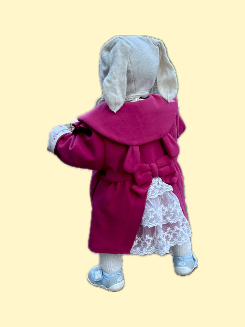 レッド系のその他アウター、ブルー系のスニーカー、ホワイト系のタイツ/ストッキングを着用したキッズの冬コーディネートの2枚目の写真