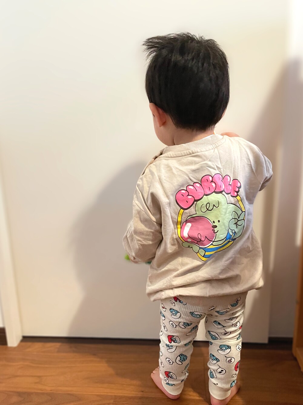 「レギンス、ビッグシルエット、保育園コーデ、1歳、1歳2ヶ月、保育園、男の子ベビー、ベビーコーデ、韓国子供服、PIMPOLLO、スマーフ、markey's、マーキーズ、スウェット×レギンス、1歳児」｜「MARKEY'Sの【The Smurfs/スマーフ】ワッフル総柄パンツ（80～130cm）（その他パンツ、ホワイト系）」を使った、𝚖𝚒𝚣𝚞☻︎　  さん（キッズ・70cm）の秋コーディネートの2枚目の写真