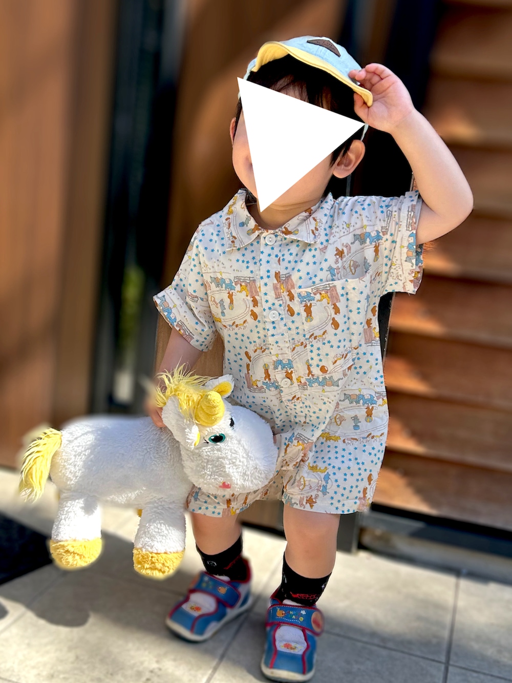 「男の子、むすこーで、韓国子供服、キッズファッション、休日スタイル、男の子コーデ、2歳、2歳8ヶ月、2歳男の子、オールインワン、つなぎ、キャップ、tutuanna、柄シャツ」｜「韓国子供服のアイテム（つなぎ/オールインワン、その他）」を使った、𝚖𝚒𝚣𝚞☻︎　  さん（キッズ・80cm）の春コーディネートの2枚目の写真