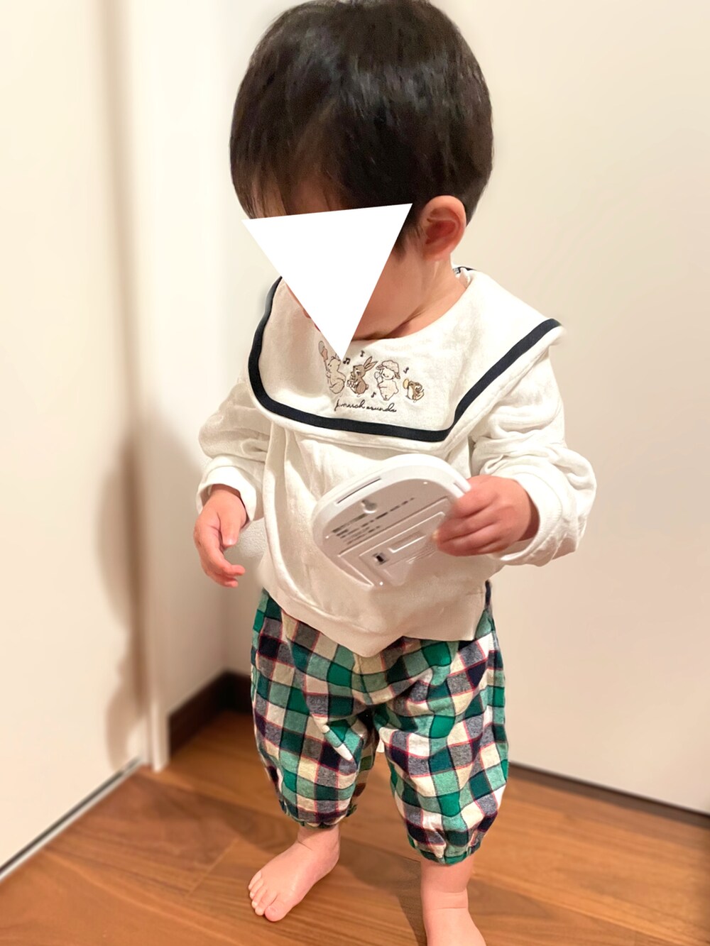 「キッズコーデ、むすこーで、おとこのこ、1歳、1歳3ヶ月、１歳男の子、男の子ベビー、ベビーコーデ、cottoli、バースデイ、クレードスコープ、チェックパンツ、セーラーカラー、保育園コーデ、保育園」｜「Birthdayのアイテム（スウェット、ホワイト系）」を使った、𝚖𝚒𝚣𝚞☻︎　  さん（キッズ・70cm）の冬コーディネートの2枚目の写真