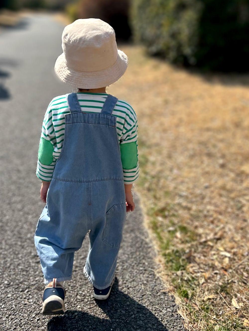「エルボーパッチ、こどもコーデ、ボーダー、むすこーで、キッズファッション、男の子、キッズコーデ、デニム、春コーデ、サロペット、オーバーオール、ロンT、3歳、3歳男の子、3歳6ヶ月」｜「韓国子供服のアイテム（Tシャツ/カットソー、グリーン系）」を使った、𝚖𝚒𝚣𝚞☻︎　  さん（キッズ・90cm）の春コーディネートの2枚目の写真