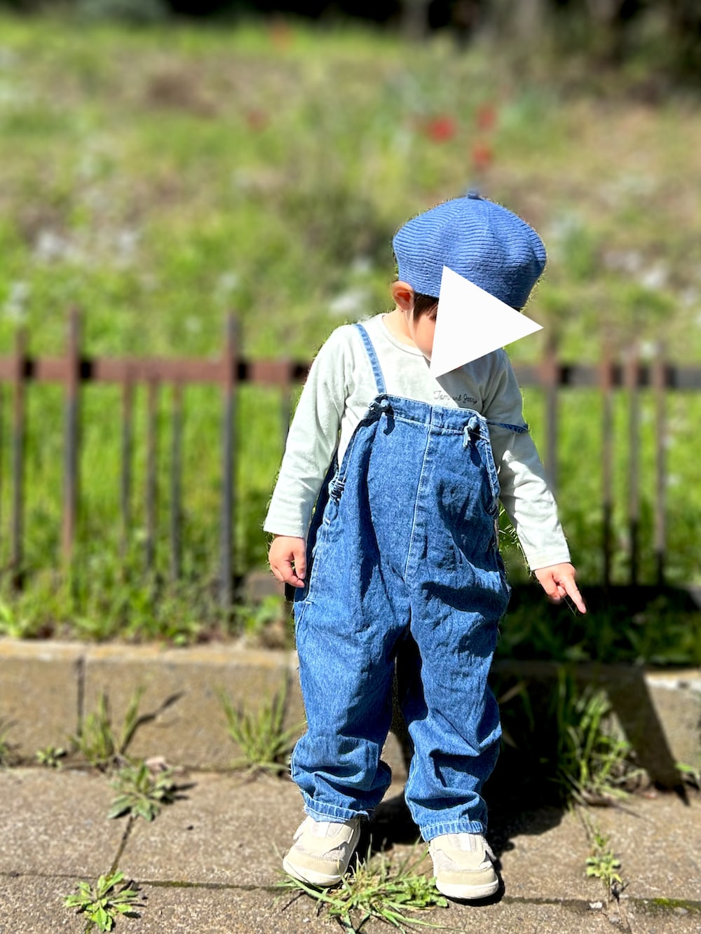 「お出かけコーデ、プチプラ、韓国子供服、休日スタイル、キッズファッション、おとこのこ、2歳、男の子、2歳7ヶ月、2歳男の子、ベレー帽、アカチャンホンポ、バースデイ、オーバーオール、トムとジェリー」｜「IFMEのBABY｜ifme patto 脱ぎ履き簡単 軽量スニーカーB（スニーカー、ベージュ系）」を使った、𝚖𝚒𝚣𝚞☻︎　  さん（キッズ・80cm）の春コーディネートの2枚目の写真