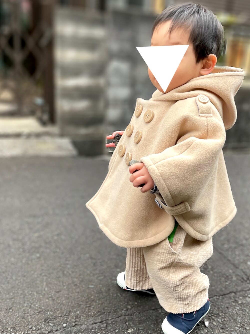 「キッズファッション、息子コーデ、休日コーデ、サロペット、1歳、1歳4ヶ月、１歳男の子、男の子ベビー、ベビーコーデ、ミキハウス、ポンチョ、BREEZE、むすこーで、おとこのこ」｜「MIKI HOUSEのピーコート風　ベビーマント（ポンチョ、ベージュ系）」を使った、𝚖𝚒𝚣𝚞☻︎　  さん（キッズ・70cm）の冬コーディネートの2枚目の写真