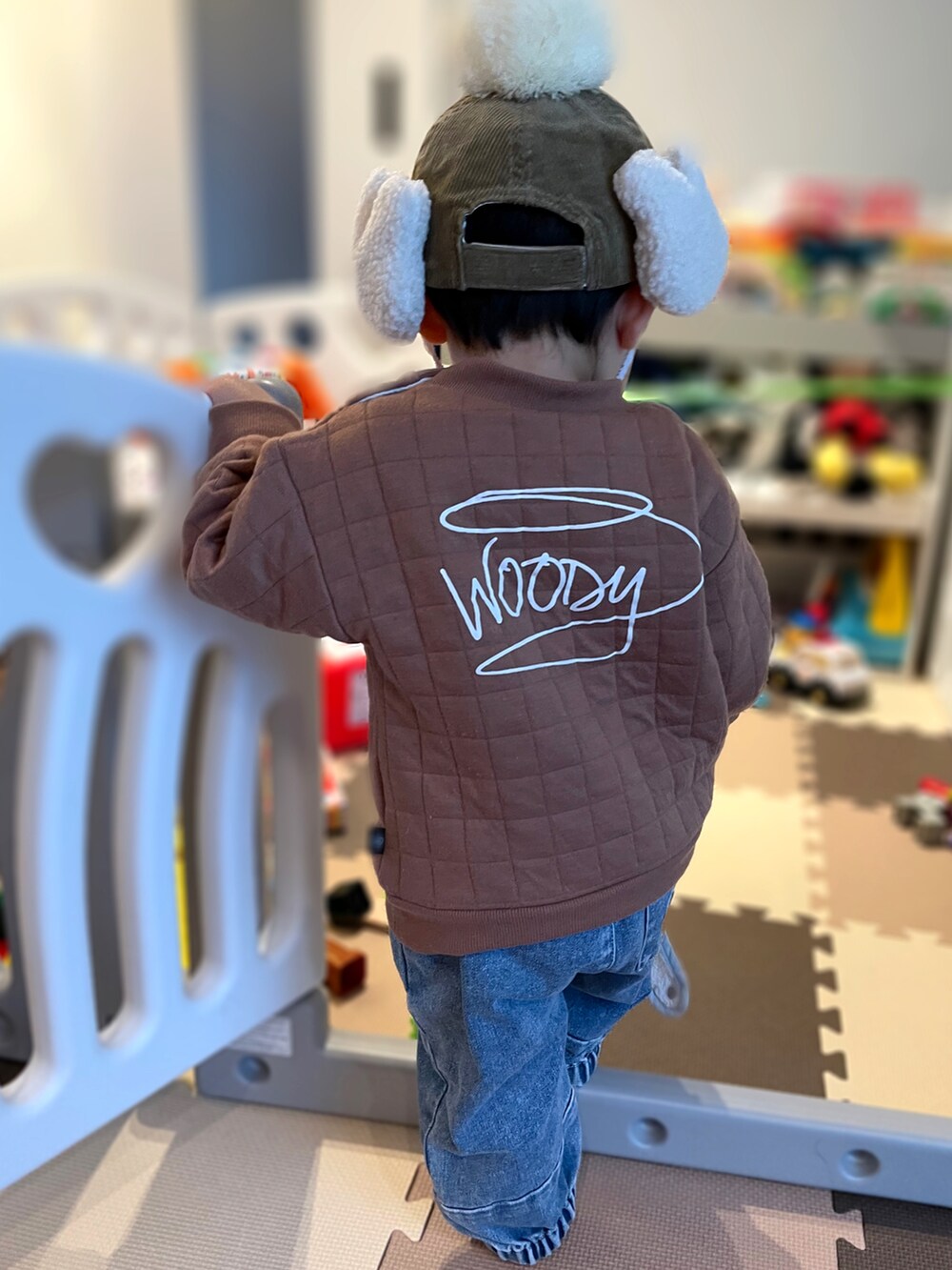 「キッズコーデ、デニムパンツ、1歳、1歳3ヶ月、１歳男の子、ウッディ、moimoln、BABYDOLL、バースデイ、保育園コーデ、保育園、ボンボン帽子、耳当て付きキャップ、1歳児、キルト」｜「Birthdayのアイテム（キャップ、ブラウン系）」を使った、𝚖𝚒𝚣𝚞☻︎　  さん（キッズ・70cm）の冬コーディネートの2枚目の写真