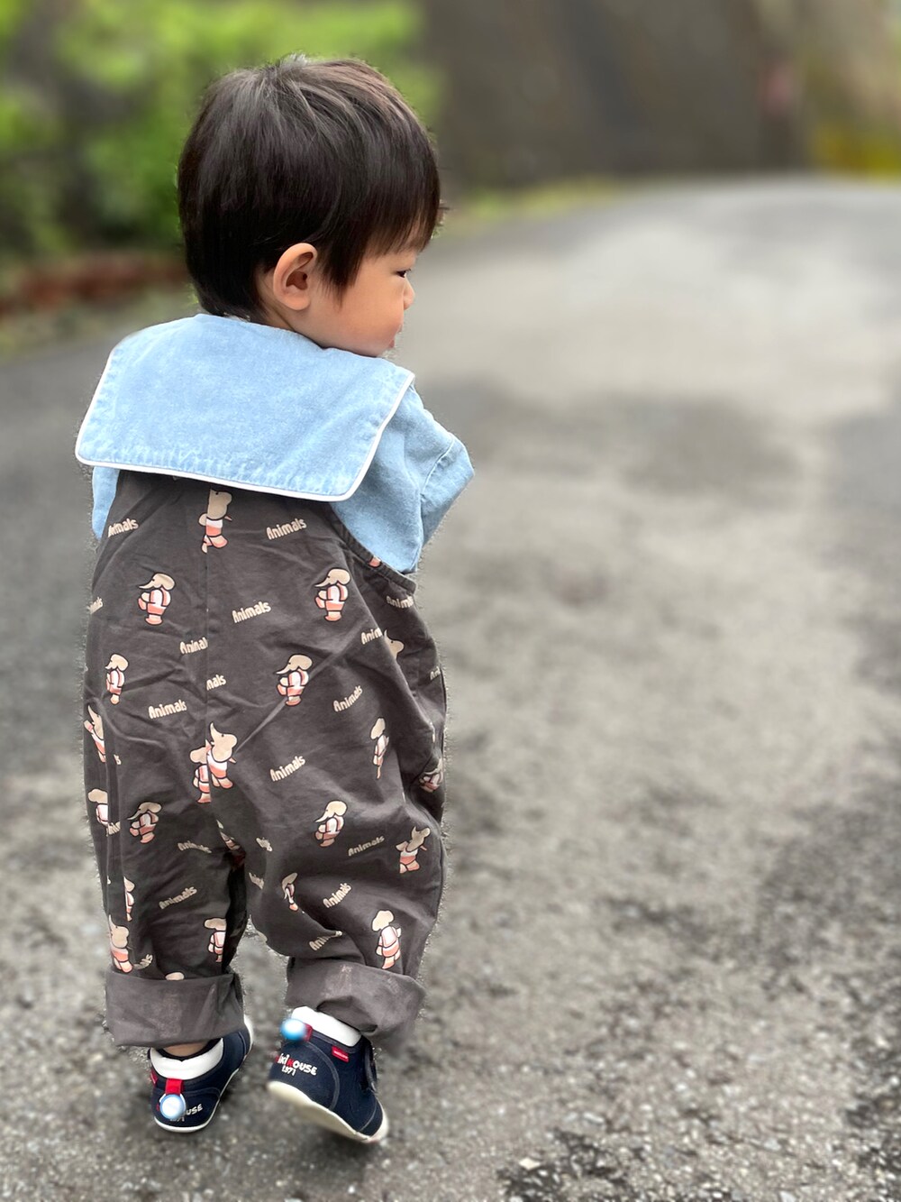 「スニーカー、休日スタイル、お出かけコーデ日記、1歳、韓国子供服、男の子、サロペット、１歳８ヶ月、１歳男の子、バースデイ、セーラーカラー、オーバーオール、ミキハウス、aimoha(aimoha)、ゾウさん」｜「MIKI HOUSEのセカンドベビーシューズ（スニーカー、ブルー系）」を使った、𝚖𝚒𝚣𝚞☻︎　  さん（キッズ・80cm）の春コーディネートの2枚目の写真
