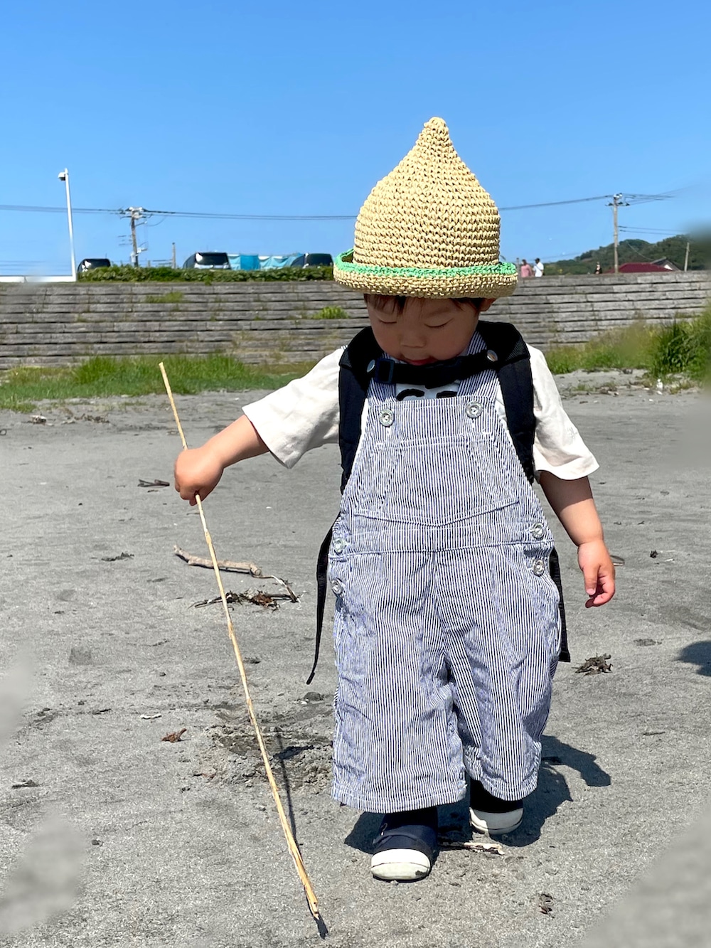 「GWコーデ、男の子、キッズコーデ、Tシャツ、オーバーオール、おとこのこ、リュック、1歳、１歳８ヶ月、１歳男の子、むぎわら帽子、トンガリ帽子、サロペット、西松屋、アンパンマン」｜「MIKI HOUSEのセカンドベビーシューズ（スニーカー、ブルー系）」を使った、𝚖𝚒𝚣𝚞☻︎　  さん（キッズ・80cm）の春コーディネートの2枚目の写真