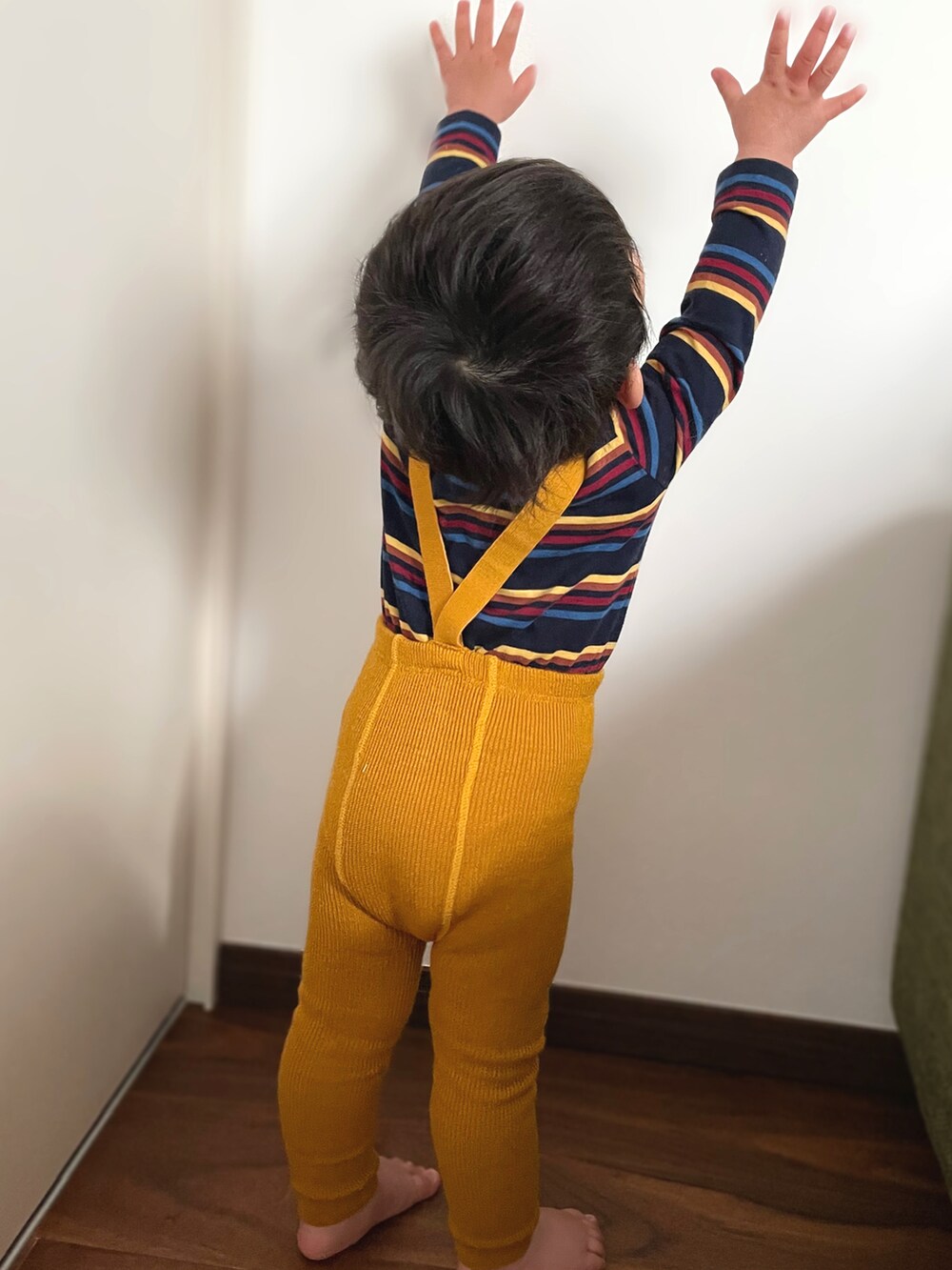 「おさんぽコーデ、韓国子供服、休日スタイル、キッズコーデ、1歳、1歳5ヶ月、１歳男の子、男の子ベビー、ベビーコーデ、サスペンダーレギンス、カーディガン、shein、condor、GAP、ベレー帽」｜「condorのアイテム（レギンス/スパッツ、イエロー系）」を使った、𝚖𝚒𝚣𝚞☻︎　  さん（キッズ・70cm）の冬コーディネートの5枚目の写真