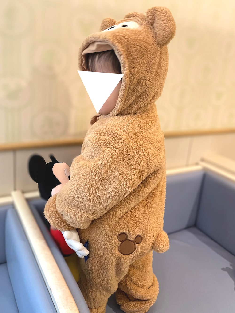「キッズコーデ、男の子、今年もよろしくお願いします、むすこーで、モコモコアウター、ベビー、ベビーコーデ、1歳、1歳4ヶ月、１歳男の子、ディズニーコーデ、ダッフィー、ダッフィーコーデ、男の子ベビー、カバーオール」｜「MIKI HOUSEのセカンドベビーシューズ（スニーカー、ブルー系）」を使った、𝚖𝚒𝚣𝚞☻︎　  さん（キッズ・70cm）の冬コーディネートの3枚目の写真