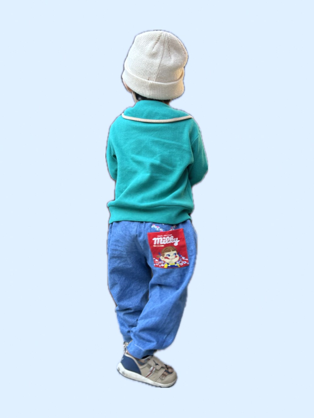 「スニーカー、韓国子供服、キッズファッション、moimoln、3歳男の子、おとこのこ、保育園コーデ、むすこーで、ハーフジップ、3歳5ヶ月、3歳、ニット帽、アプレレクール、保育園、ペコちゃん」｜「apres les coursのPEKO&POKO デニムパンツ（デニムパンツ、ブルー系）」を使った、𝚖𝚒𝚣𝚞☻︎　  さん（キッズ・90cm）の冬コーディネートの2枚目の写真