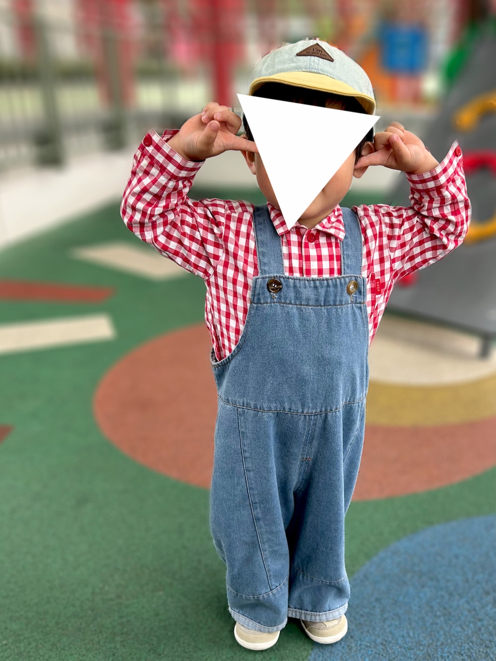 「休日コーデ、むすこーで、男の子コーデ、男の子、2歳、キッズファッション、2歳7ヶ月、2歳男の子、broom、チェックシャツ、オーバーオール、赤チェック、キャップ、サロペット、公園スタイル」｜「b・ROOMのデニムバイカラーキャップ（キャップ、イエロー系）」を使った、𝚖𝚒𝚣𝚞☻︎　  さん（キッズ・80cm）の春コーディネートの3枚目の写真