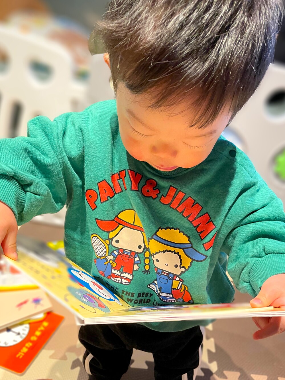 「むすこーで、トレーナー、男の子、スウェット、保育園コーデ、保育園、男の子ベビー、1歳、1歳2ヶ月、サンリオ、futafuta、バースデイ、西松屋、プチプラコーデ、ベビーコーデ」｜「futafutaのアイテム（スウェット、グリーン系）」を使った、𝚖𝚒𝚣𝚞☻︎　  さん（キッズ・70cm）の秋コーディネートの2枚目の写真
